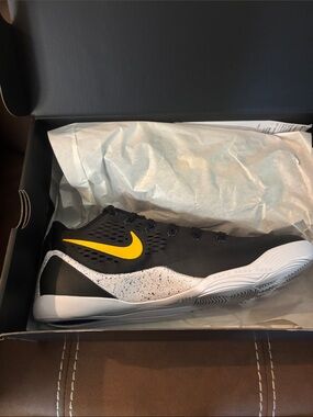 KOBE ELITE!! Nike Black and Yellow Low-Top  Speckled White Midsole.